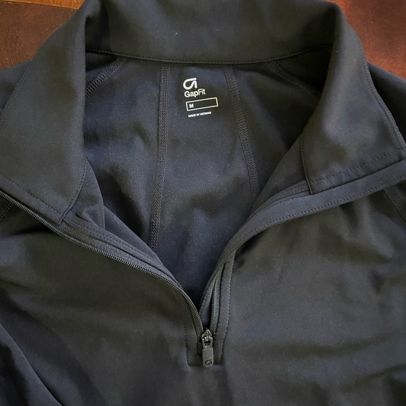 GapFit Black long sleeve fitted top with thumb holes - Picture 5 of 5